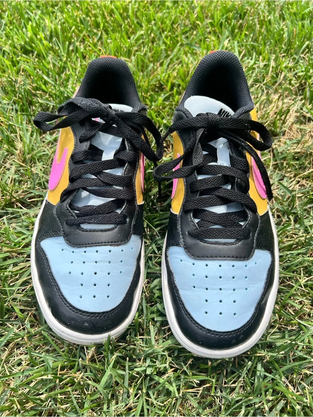 Nike Low-Top Sneakers in Light Blue, Black, Yellow & Pink